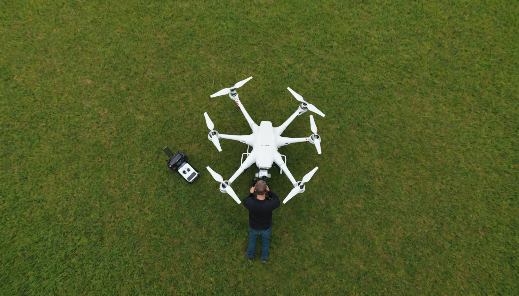 apprenez à piloter un drone comme un pro grâce à notre formation complète ! devenez un as des airs et maîtrisez les techniques de vol, la sécurité et la réglementation. inscrivez-vous dès aujourd'hui et prenez votre envol !